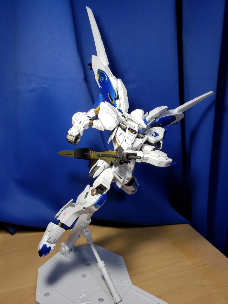 抜刀のポーズ。これも定番っちゃ定番ですよね。