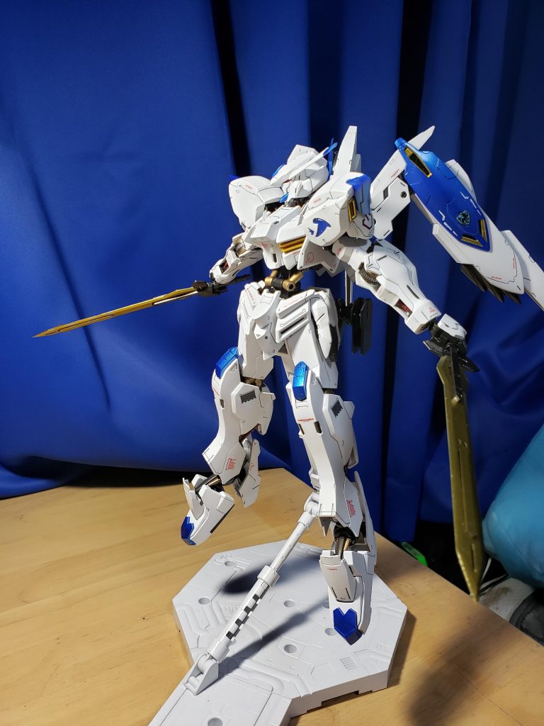 <<ギャラルホルンを追われた俺が、アリアンロッド艦隊を1人で葬る!! その行為が世界を変える!!>>最後にこの写真と、使った道具?を書いておきます。細かい部分塗装以外はエアブラシ動力パイプやピストンシリンダーなどの部分塗装は全て爪楊枝と筆とガンダムマーカーとシャーペン。スミ入れは、光沢クリアーを吹いた部分はスミ入れ塗料ブラック。つや消し部分は全て0.3mmシャーペン。 です! 今回はこれで以上です。実はこれを作り終えたのはこれを投稿してから1週間前です^^;そして作り終えたタイミングが奇跡的に、私が塗装をし始めてちょうど1年になります。まだまだ下手くそですがよろしくお願いします^^ではまた次の投稿でお会いしましょう^^