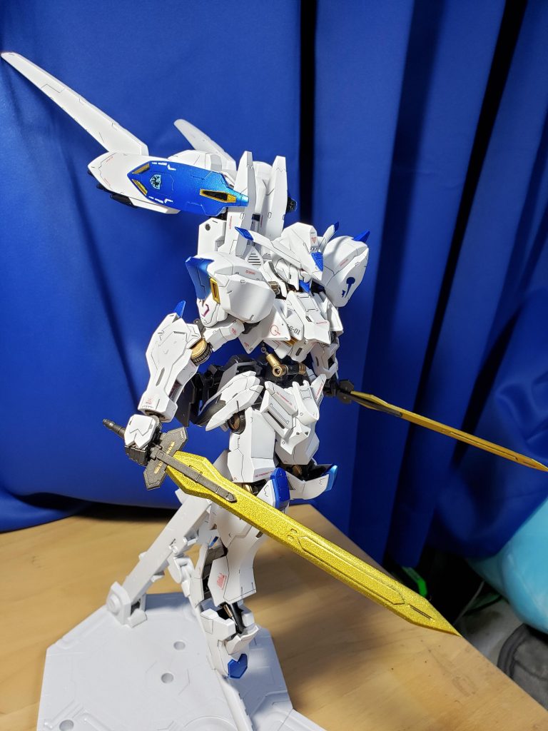 レールガン。これ威力は低いらしいですが、そもそも使いやすいんですかね? まぁかっこいいからよし。これまたわかりづらいですが、バインダーにはファリド家の紋章?のデカールを貼ってます。