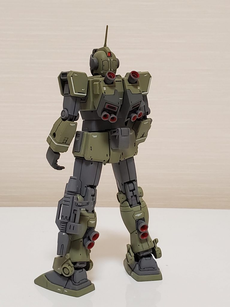 バックパックのシールは貼るのが嫌だったので手元にあったタミヤスプレーのTS-99が色味が似ていたのでそれを塗ってます(脚部ラインシールの足らない部分にも使用)。