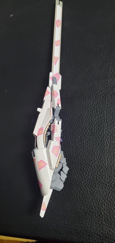コンポジットシールドブースターはピンクサフを利用して迷彩風にグレー部分はメカサフライトアクセントにカッパー部分塗装刃先はガルグレーです当初、刃先を黒鉄にしたのですが、バランスが悪く塗り直しに…