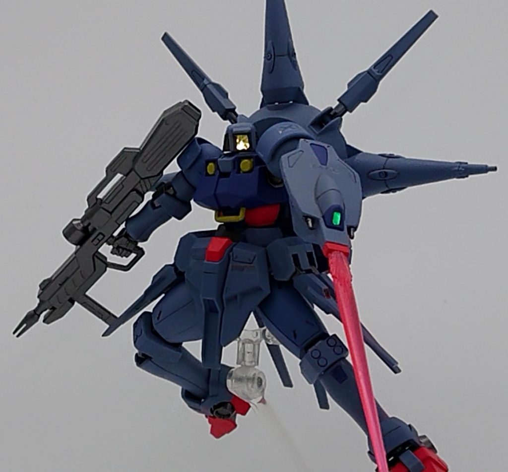 左腕の複合シールドは無改造で付きます。カメラアイには金属テープを張り付けています。