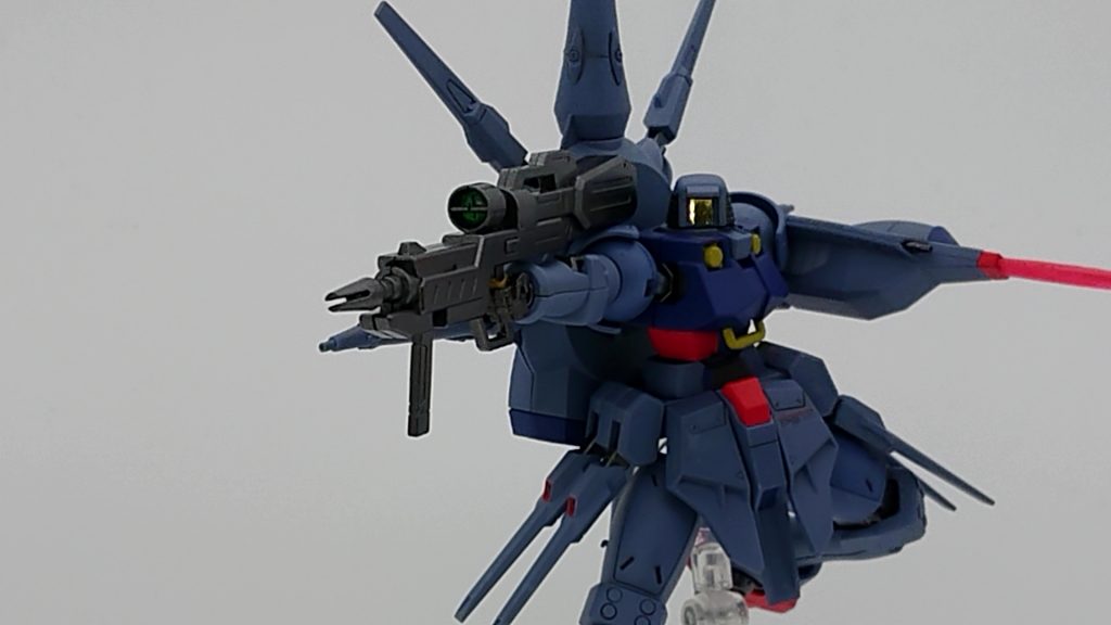 ライフルはリーオーの手首の幅が広く、かなりユルユルなのでマスキングテープを巻いて太らせて保持しています。