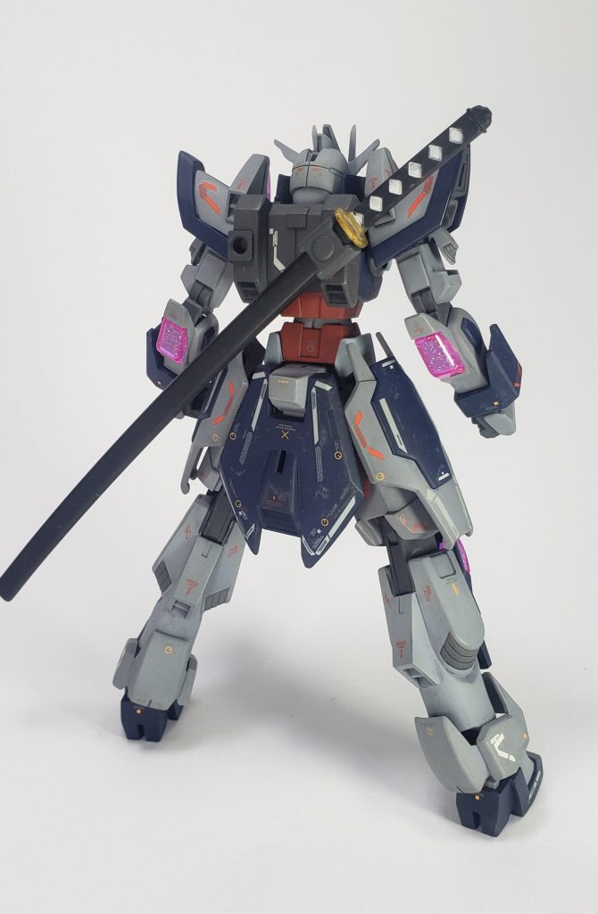 脚が長すぎる印象だったので少し詰めています。