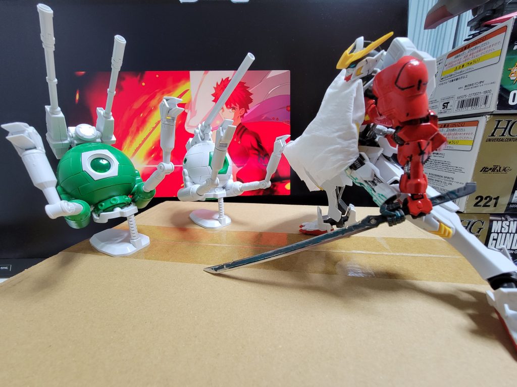 これが儂の！都牟刈村正だァｯ！(犠牲になったボール君、すまんな)※構造上、刀を両手持ちの状態にすると、腕が振りきれないため、右腕を外し、胴体部分にマスキングテープで固定しています。