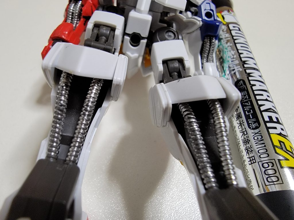 あとは関節部分とチューブ？の部分、刀の刃の部分にガンダムマーカーEX・メッキシルバーを使ってみました。