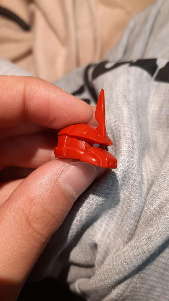 モノアイは、削って平らにしてから、2mm丸棒を接着してます。一応アンテナのシャープ化もしてます。