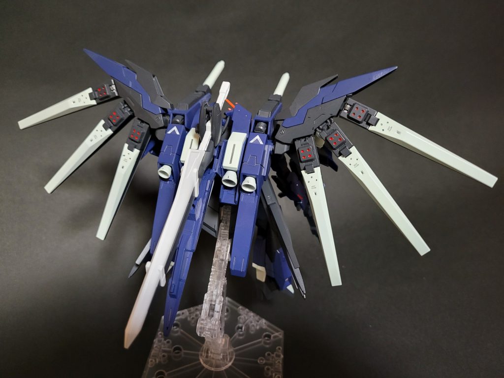 GNバスターソードはバックパック中央に収納します。