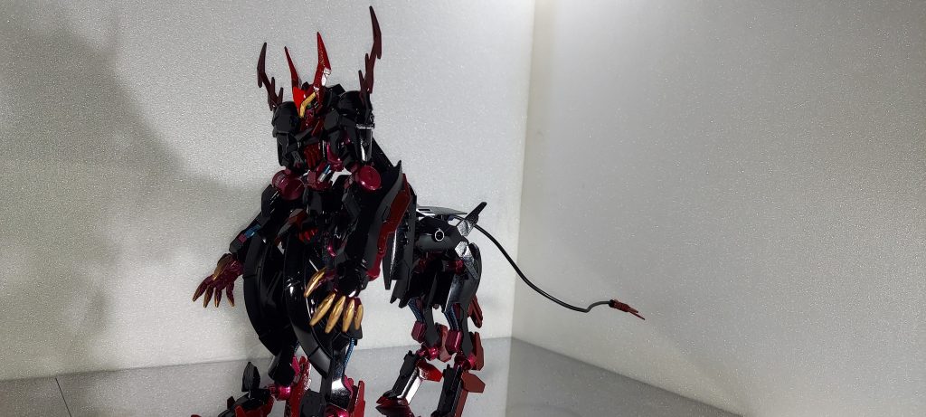 より悪役っぽいカラーリングと異形っぽさを目指しました。