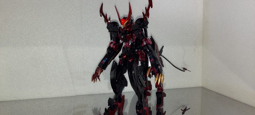 フレーム部：メタリックレッド＋マルーンアーマー部：ウィノーブラック角等：ブラック→シルバー薄目→クリアレッド