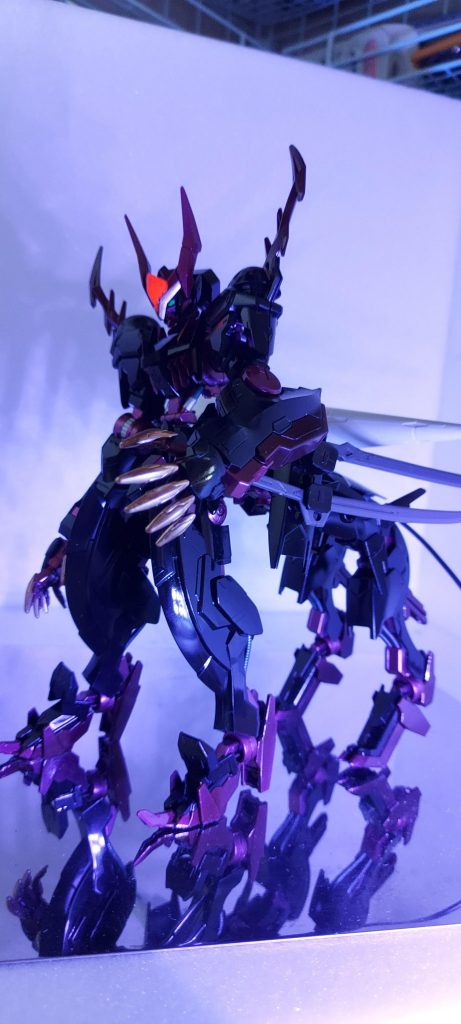 デコと目が蛍光塗料です