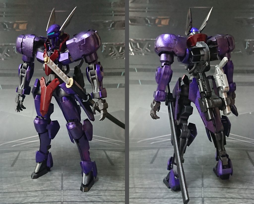 基本装備の前と後ろ。装甲はメタリックパープルとマイカレッド、メタリックブラックの光沢仕上げ。頭の羽根飾りはシャインシルバーの光沢。