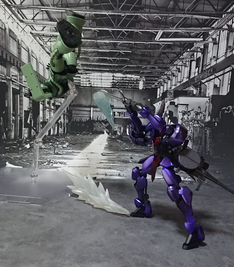 西洋式の両刃剣″フォースエッジ″に見立てた剣を振るう。