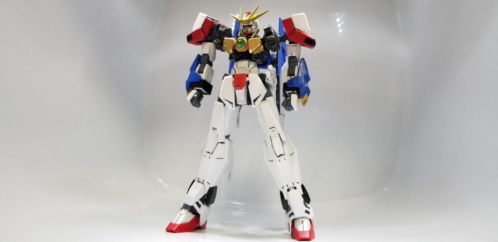 まずは通常形態のノーマルモード。赤と青の特徴的なカラーリングを取り入れつつ、一部のパーツを黒くすることで引き締まった印象になることを想定しています。