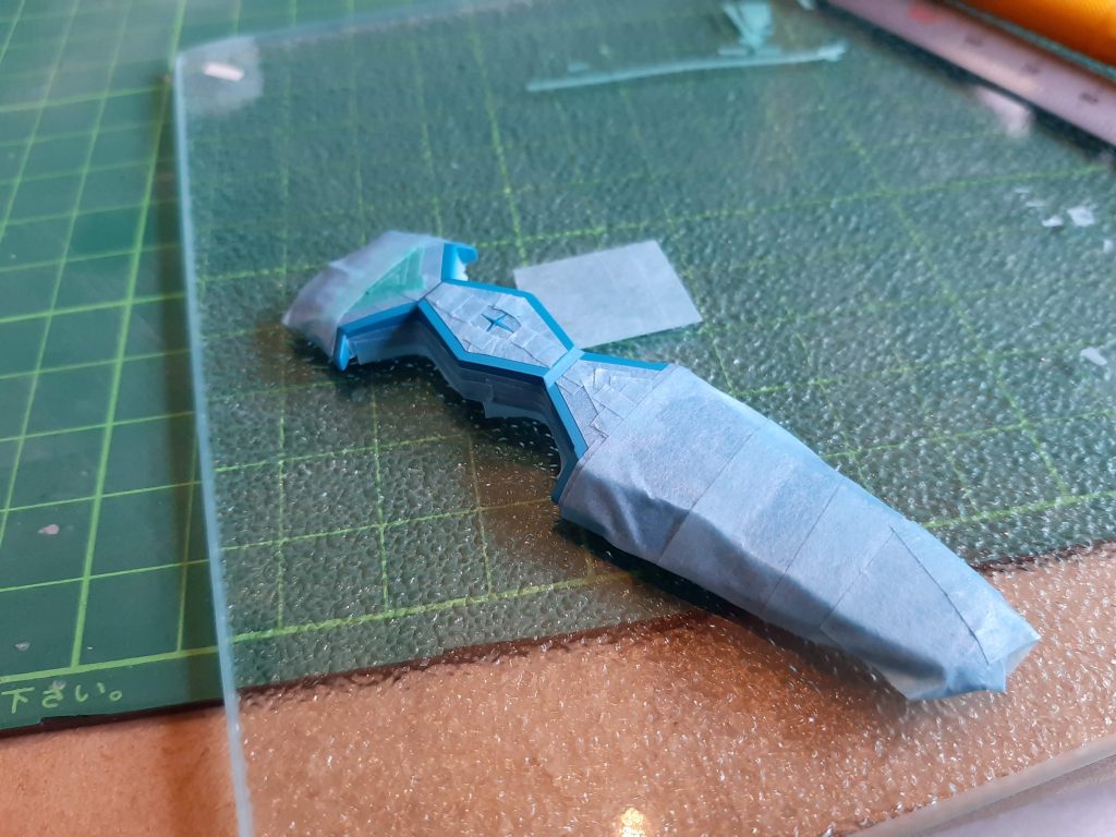 色分けたくさんのうち、シールドの金の縁取り。シールドはキットはクリアパーツなのですが、アニメでは光っていないので足や肩と同じくソリッドの水色です。