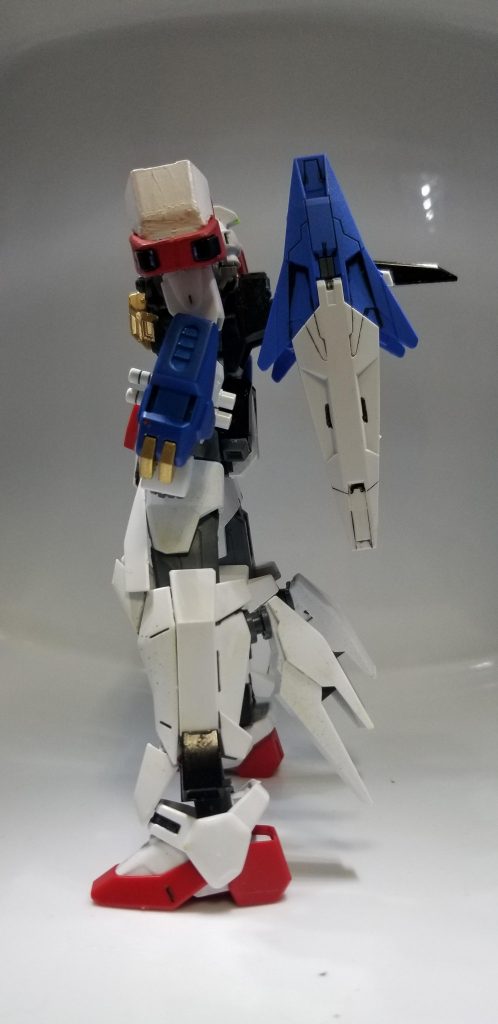 サイドビュー。シャイニングやゴッドのように、ビームサーベルは日本とも左側に装備しています。