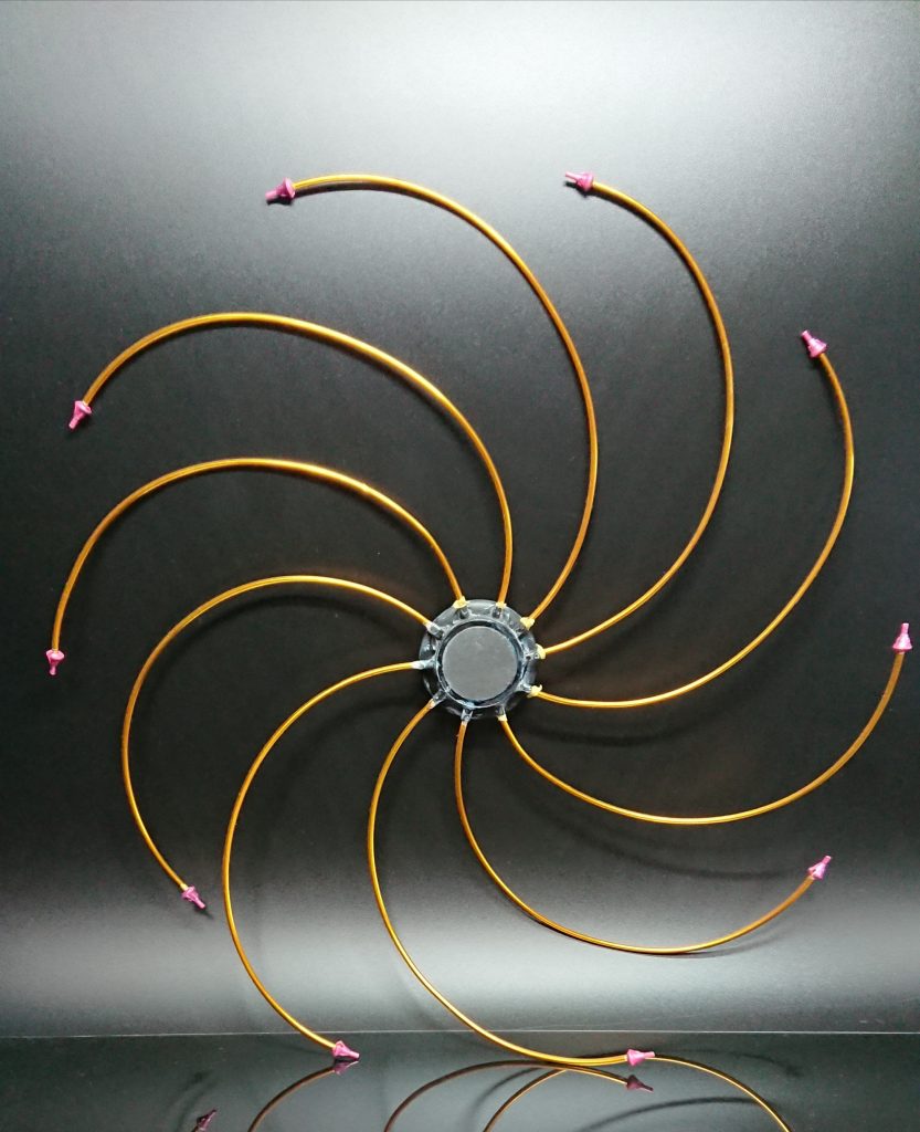 放射線上に丸いものを探してて手元にあったマグネットの周囲に穴を開けてカラーワイヤーを固定していきました。