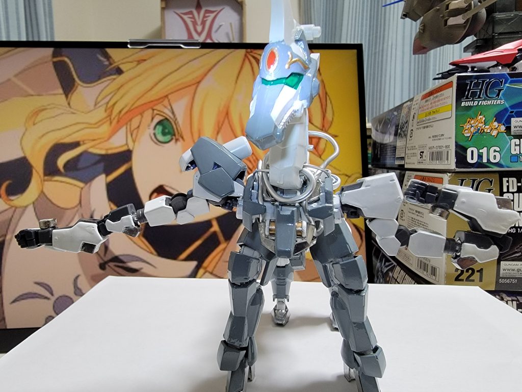 腕部分は、グレイズと百錬の腕を3mmプラ棒を加工して接続させています。……腕が凄く曲がるぞ！((殴百錬の肩は接着していないので、取り外すことが可能です。