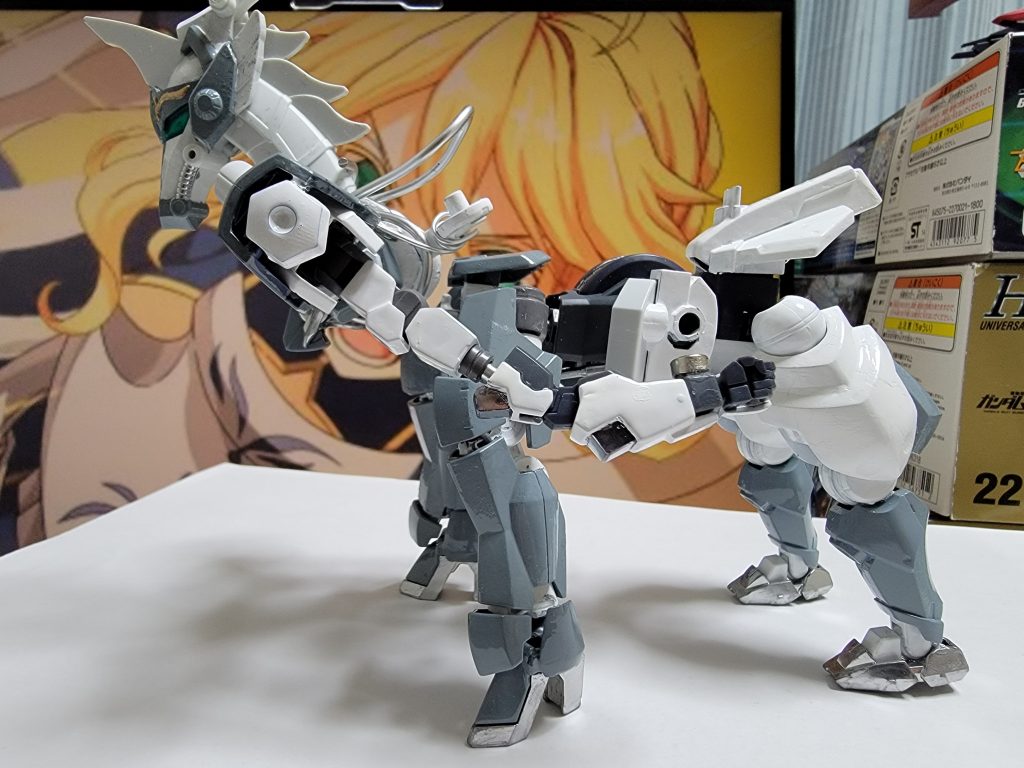 サムネの画像は腕を畳んでいる待機状態で、腕を展開させるとMSを乗せることが出来ます。