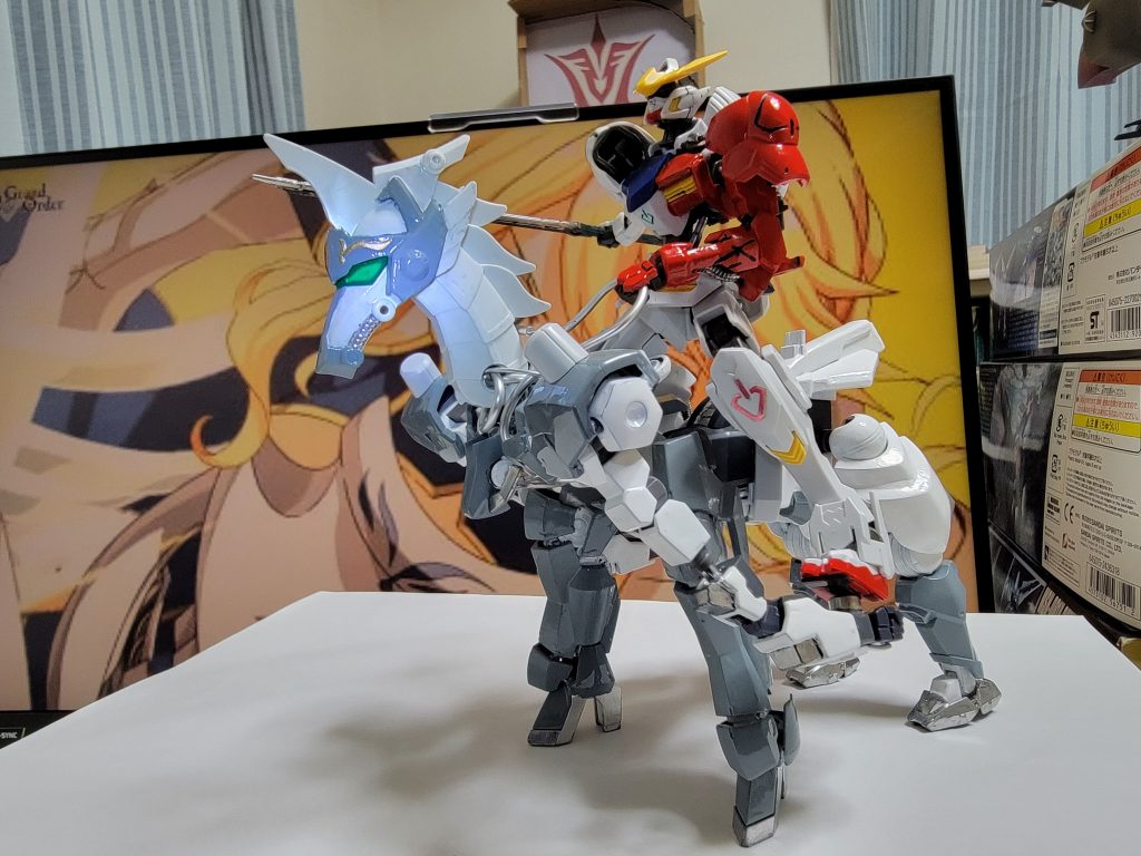 馬の手首部分にネオジム磁石を、MSの足裏にマグネットシートを付けることによって、安定して飾れるようにしました。……いらないような気がしますが()