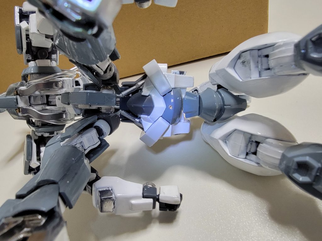 (とても分かりずらくて申し訳ないです。)この馬の胴体は、グレイズの腰の裏にあるジョイントに3mmプラ棒で百錬の胴体を接続しました。後脚は、百錬の胴体の頭を付ける部分の穴を広げ、余っていたポリキャップを加工して接着、そして、百錬の腰を接続させて完成させました。