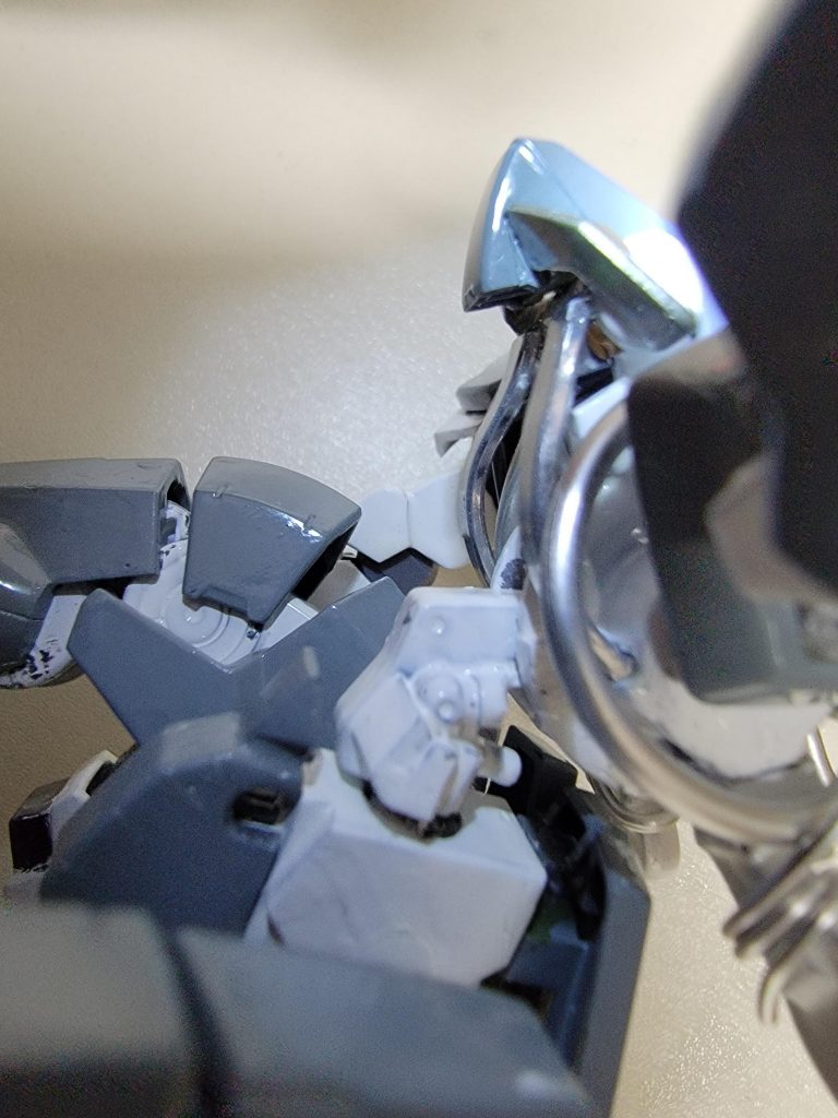 (もっと分かりずらい写真……)制作中の写真を撮っていなかったので、完成した後の撮影になりますが、このグレイズの胴体は、腰と接続させる部分？の可動域を広げるために、背中を少し削りました。