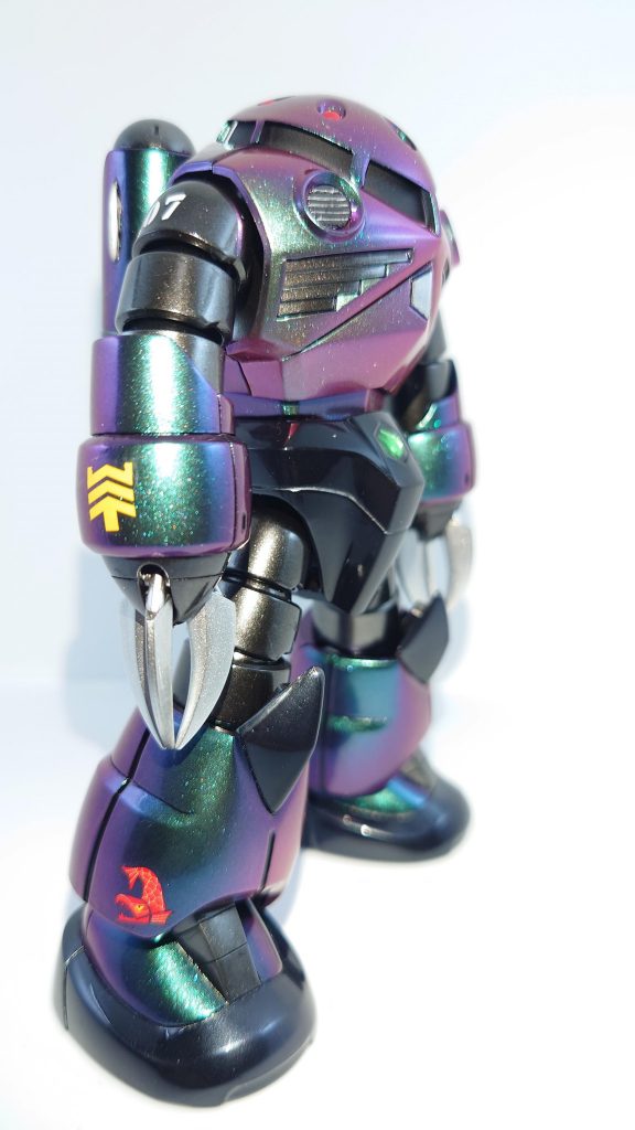 ふんどし部分とヒザと足のソールには下地にアルティメットブラック、スターブライトシルバー、GXクリアブラック、スーパークリアーⅢUVカットのキャンディ塗装を行いました。ジンクスの時の失敗からのリベンジでやりましたがイマイチ目立たない…