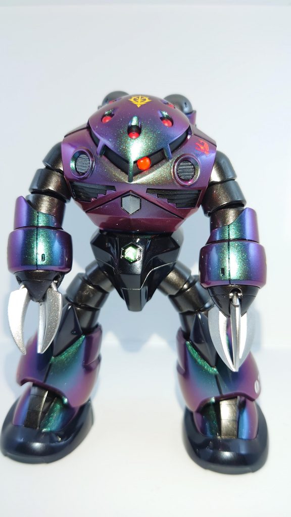 モノアイはGXクリアルージュを塗りましたが行き当たりばったりの変更で上からクレオスの蛍光レッド、スーパークリアーⅢUVカットを吹いて光るようにしてみました。