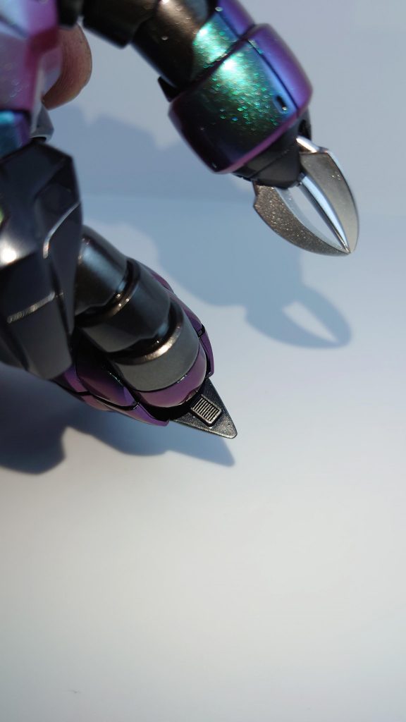 ヒザ裏がスカスカなのでプラバンで塞いでダクトパーツを貼り付けてみました。