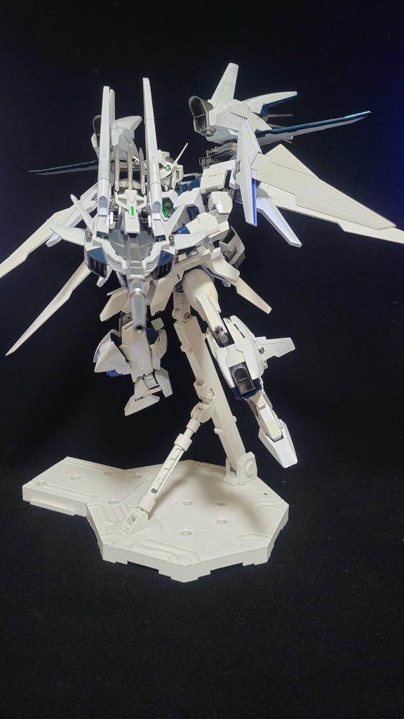 ハイパードッズライフルとライガーゼロの顔パーツの合わせてみたら親和性高くてこのミキシングはすぐ決まりました。イエーガーの頭部ユニットの設定に通信・索敵・電波妨害が出来るというのは特務隊として動くのに好都合な装備ではなかろうか。さらに機関砲もついているのでハイパードッズライフルを撃ちつつ掃射も並行する便利ツールなのでは