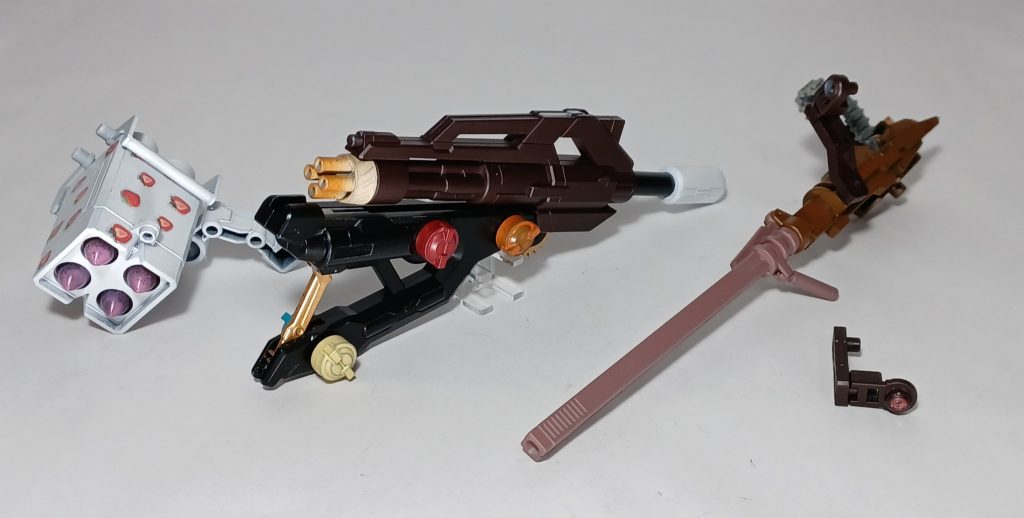 武装詳細左からミサイルランチャー、スピニングブラスター、レールガン、スコープになります。ミサイルランチャーはア○ロチョコレートを、スピニングブラスターはポ○キーとマー○ルチョコを、レールガンはル○ンドを塗装の配色に落とし込んでます。