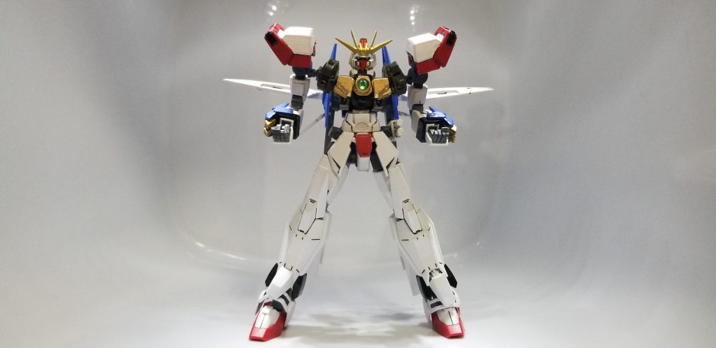 戦闘形態である、ファイティングモード。肩アーマーと腕部プロテクターのクロー、バックパックのウィングが展開。マスクパーツもF91のようなギミックで赤色になります。