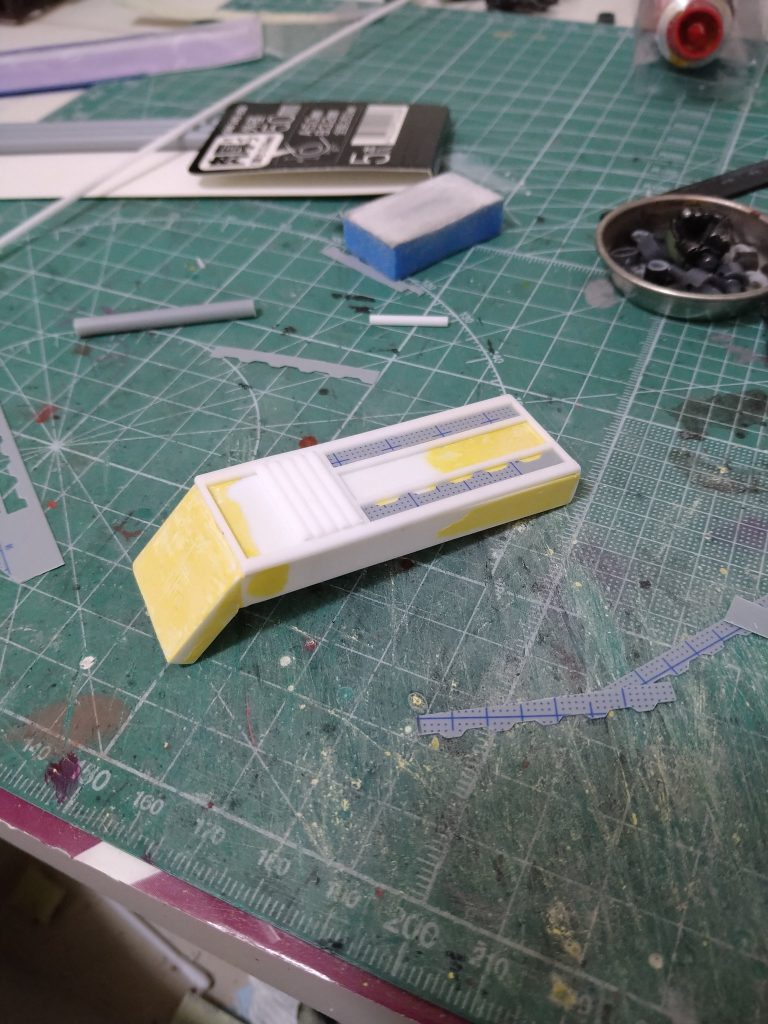 ショルダーシールドみたいな武装も絶対合うと確信があったのでプラ板、パテで作成しました