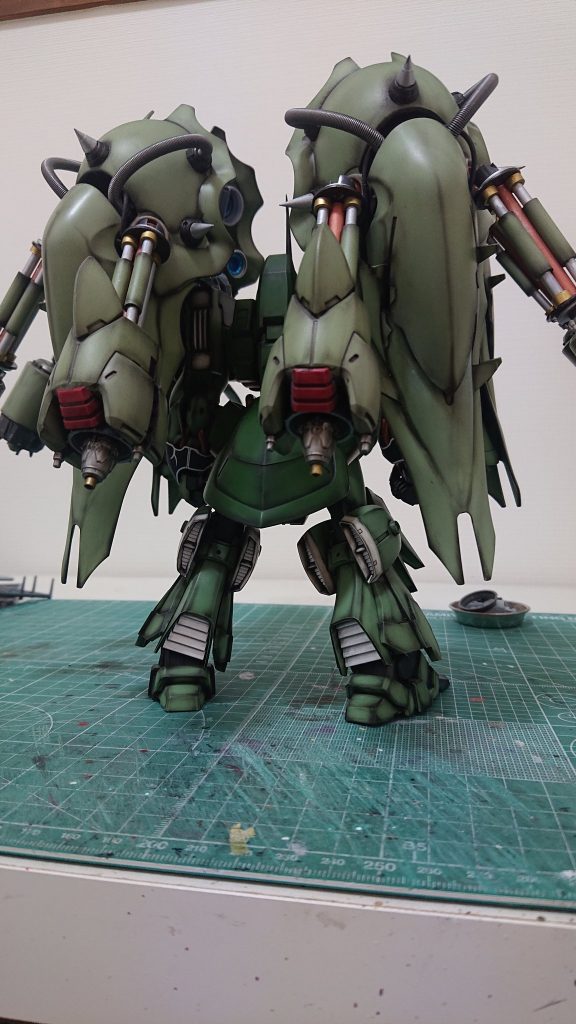 背面はスラスターにも見えるよう意識しながら仕上げてあります