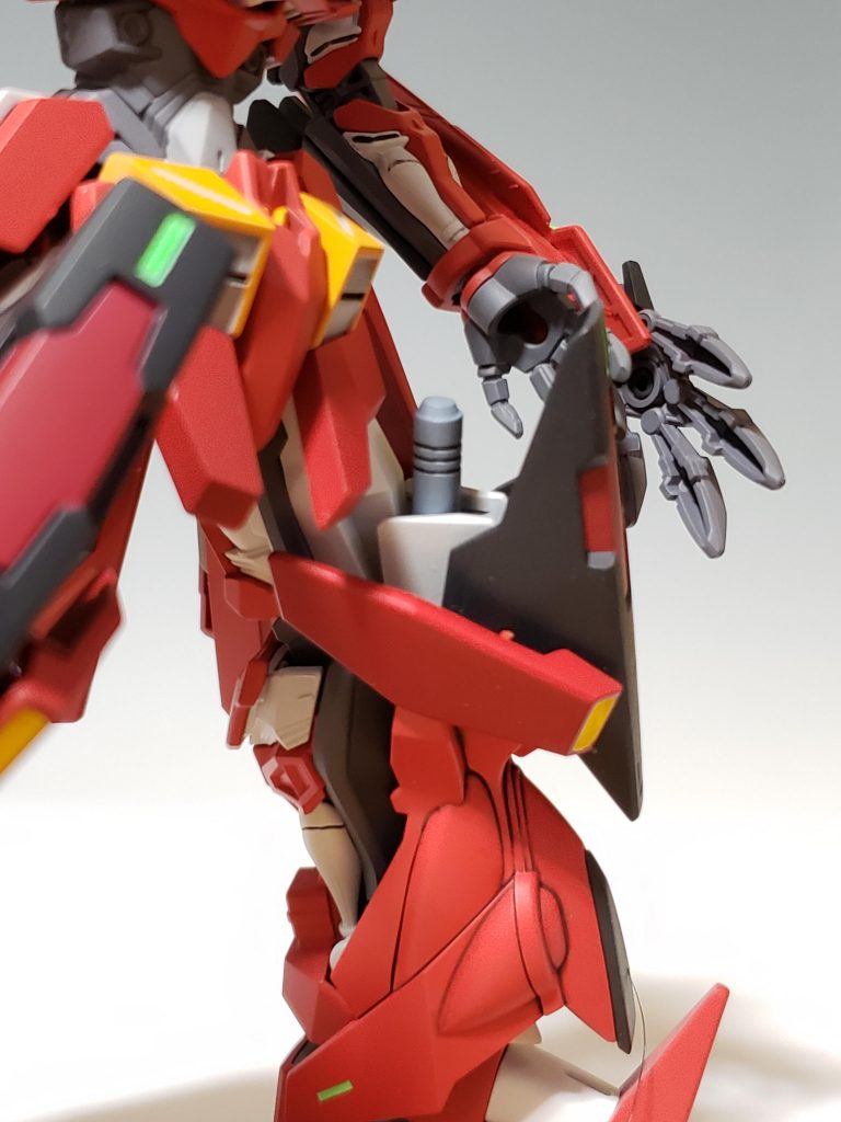 グレネードはビームサーベルの柄を加工したものを膝内部に採用、とっさに投擲or射出できるよう意識しながら正面からは見えない場所に配置しています。威力はクリーンヒットすれば致命傷になるかならないか位の設定で。