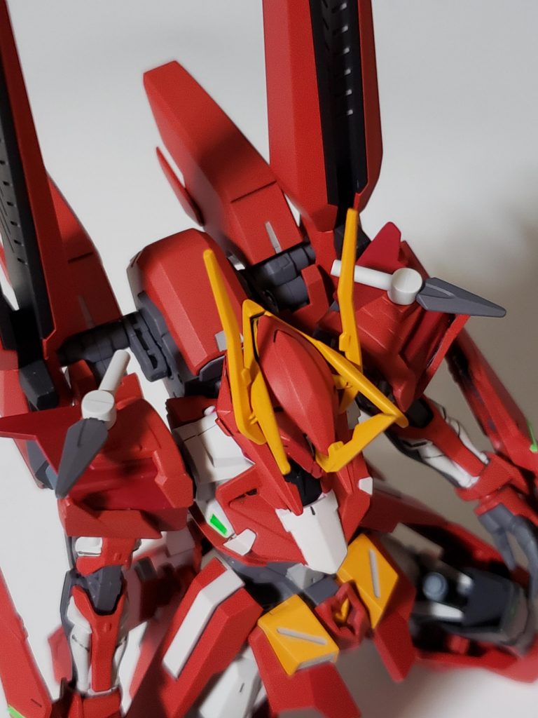 肩にナイフを2本装備。手投げも自動射出も可能で致命傷に繋げるための一手として採用しましたが、威力はあくまでも牽制程度。使い方次第で化けるか腐るかハッキリ別れるタイプの武器です。