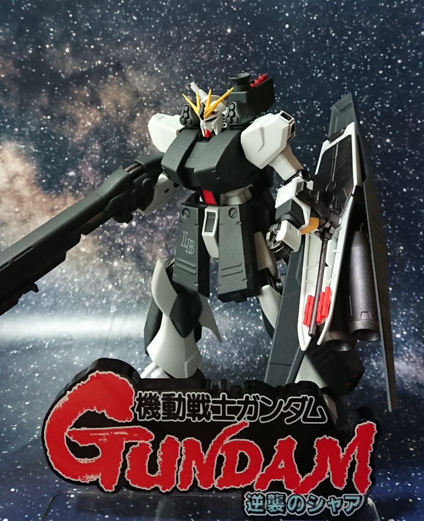 前々から、HWS装備はもっと本体と違う色、如何にも″後付け装甲です″という感じの色に塗っても良いのでは？と思っていたので、試すつもりでした。しかし、チョバムアーマーっぽく塗るつもりで用意した色が思ったより黒く、ν本体のダークブルー部と大差無い色。これはこれでイケるか？と思ったので、差し色の黄色を減らしつつ、勢いで塗りました。