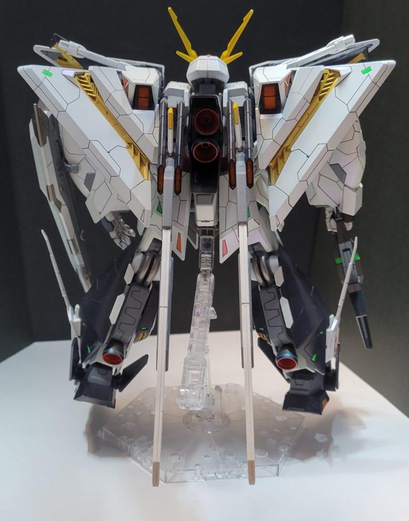 背面からバーニアの苦労したグラデーション塗装ですがほぼ見えなかったです。