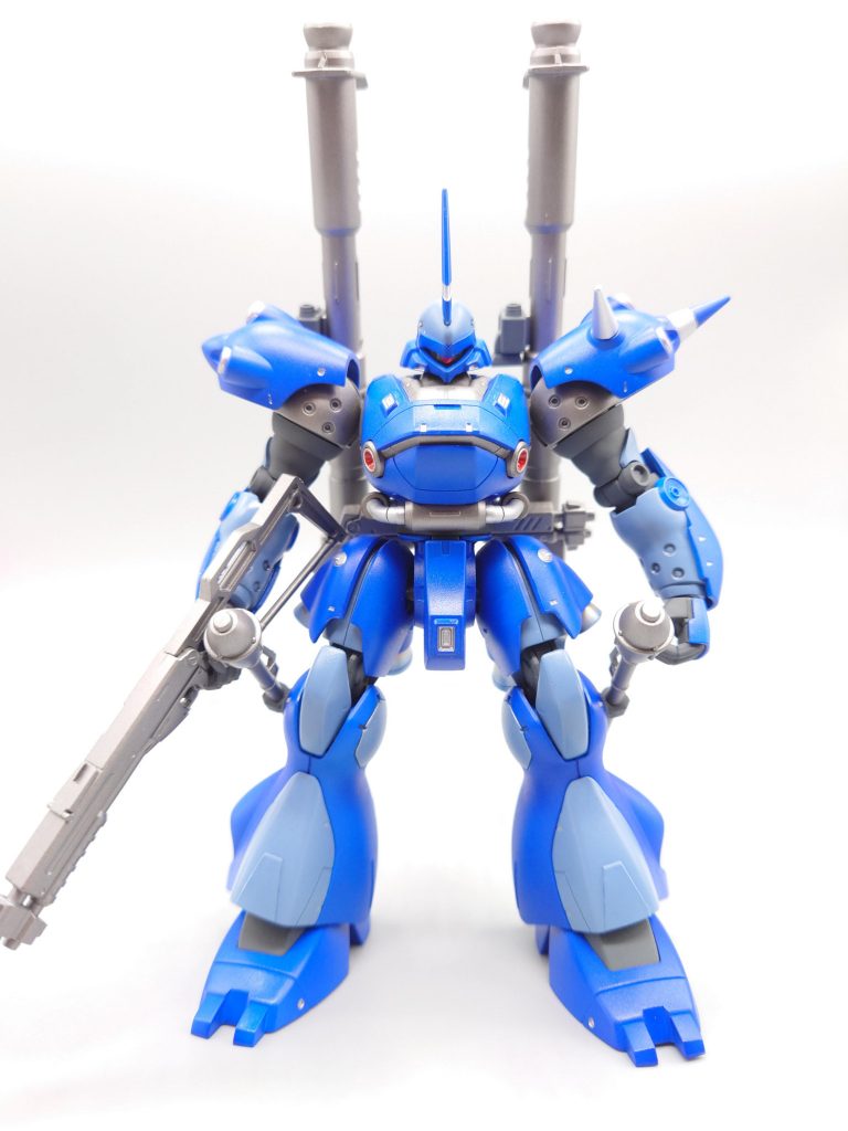 ブルーは濃淡でツートンに。色々ポージングを考えましたが、塗装が剥げるので今回は固定ポーズ。