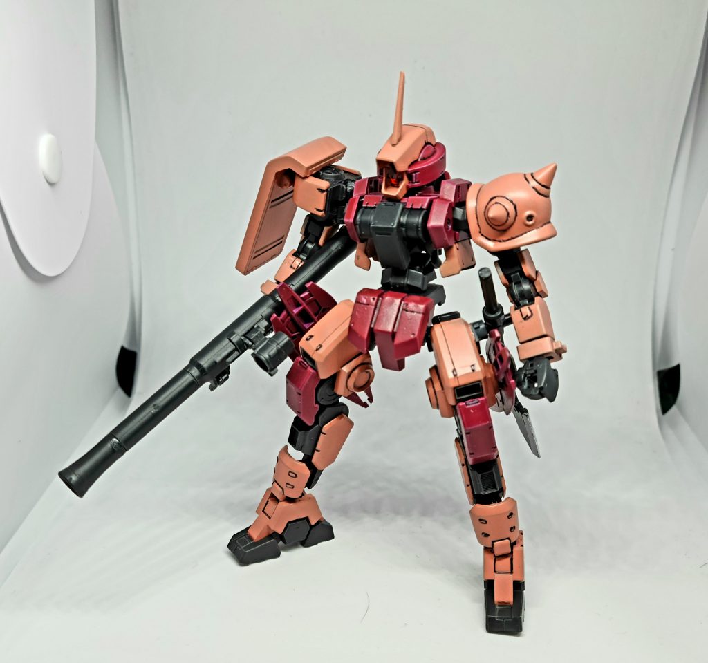 正面から。肩をザク改のものに交換。高機動感を出すために太ももをシュバルベグレイズのものに替えています。