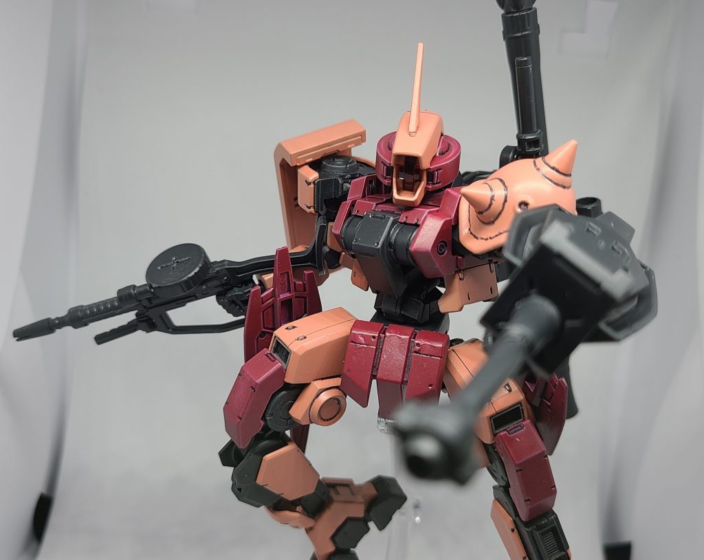 左腕の盾としても使える装甲ライフル。イメージとしてはグフカスタムなどのガトリングシールドでしょうか。