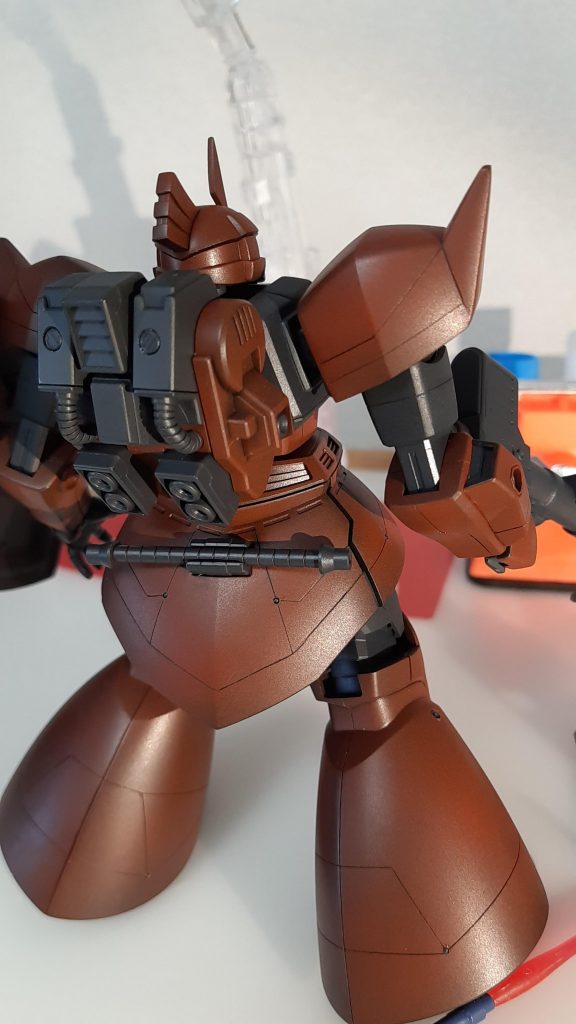 塗装は・フレーム、武装メカサフヘビィを濃くしたもの・装甲(赤)下地ブラックサーフェイサーから説明書のレシピ通り・装甲(黒)下地ブラックサーフェイサーから説明書のレシピ通り装甲部分はベタ塗りせずに、敢えて暗めにしてます。