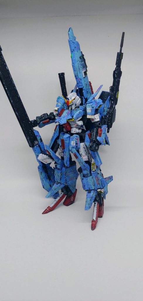 ゼッツー本体はディティールアップをし、足の前半分を新造、シリンダーも作りました。そして足の外側のスラスターも新造しました。ライフルのためのサブアームを作り、ライフル自体も連射型・スマートガンをイメージし銃身を新造。バックパックはSのものを流用しました。塗装はスプリッター迷彩からのスポンジチッピング。