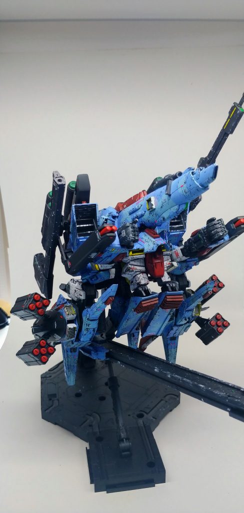 ウェイブライダー形態。スーパーΖⅡは両腕部が前に展開した状態になる。