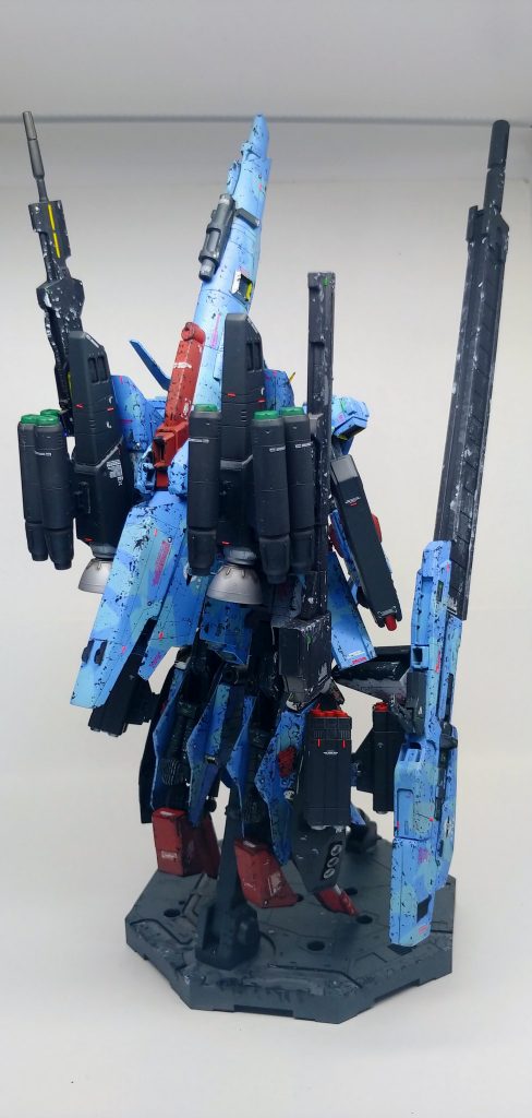 ランチャー重すぎてポーズ取れない。本体はきったないけど、追加装備は新品だからウェザリングなし。スーパーバルキリーみたいにやりたいと思ってたらなんかスーパー追加装備が売ってたんでつけてみたらいいじゃない！ってなった。