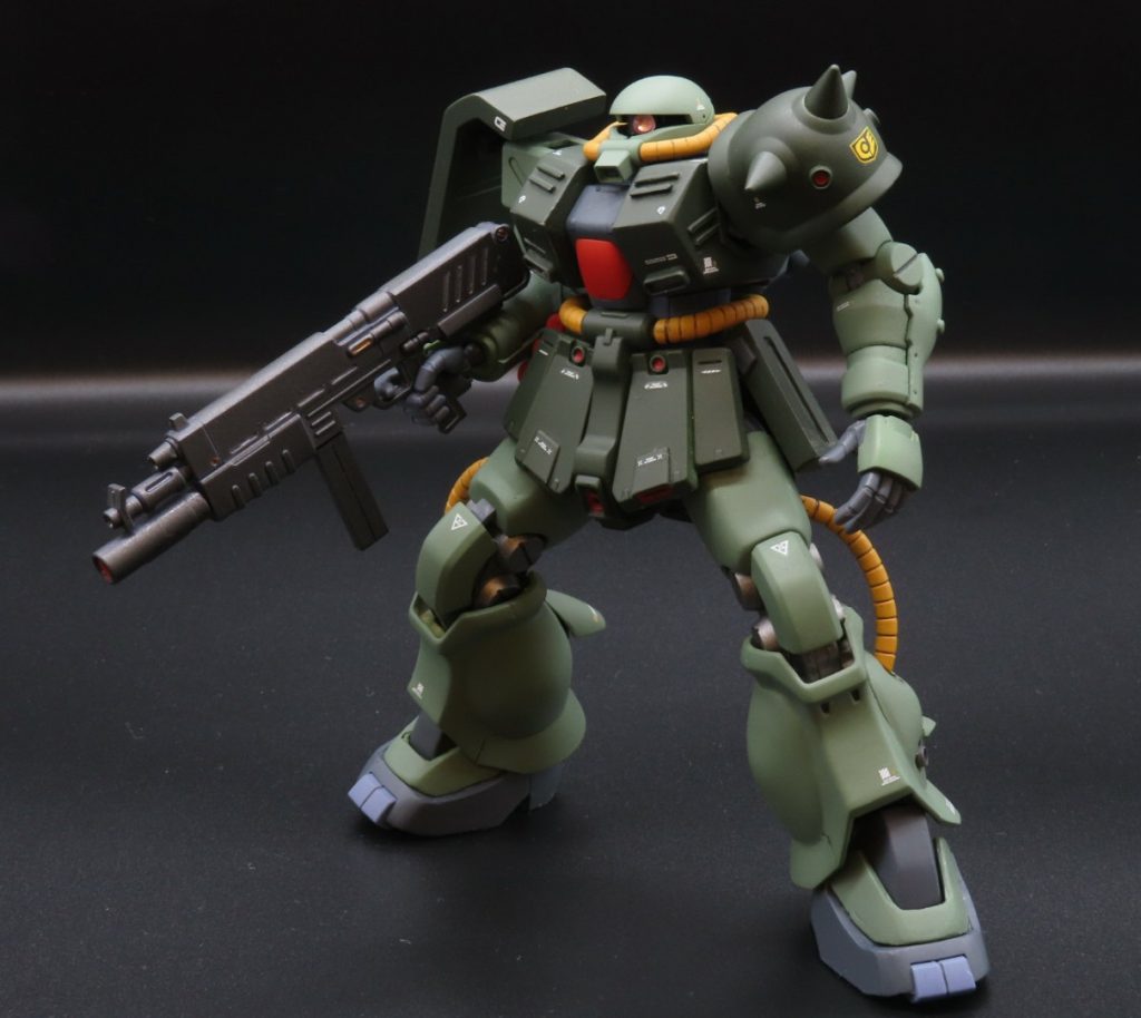 胴体部分もやはり細いので、プラ板とパテでボリュームアップ。サイドアーマーもプラ板で2mmほど幅増しをしています。モノアイはそのままだと非可動のため可動するように変更しました。