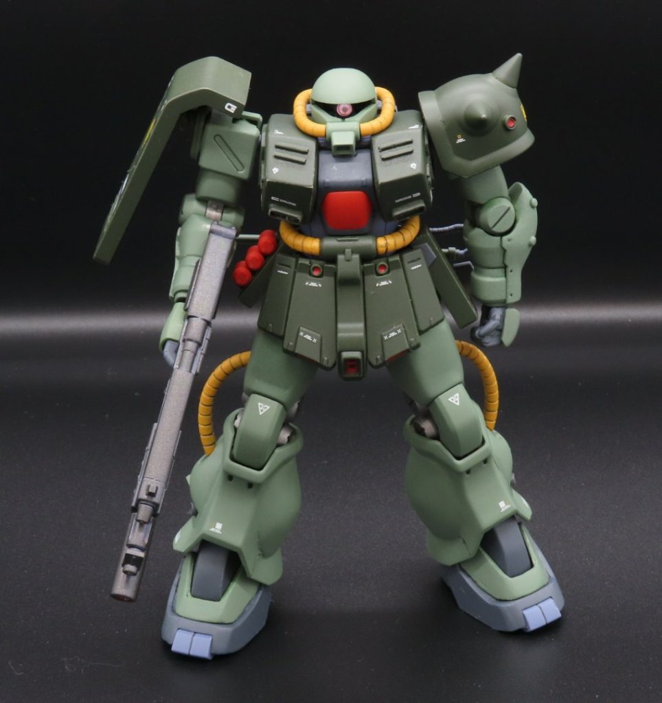 そのままだと腕と脚がどうしても細く感じるので、腕と脚はザクⅡf2のものに変更しました。