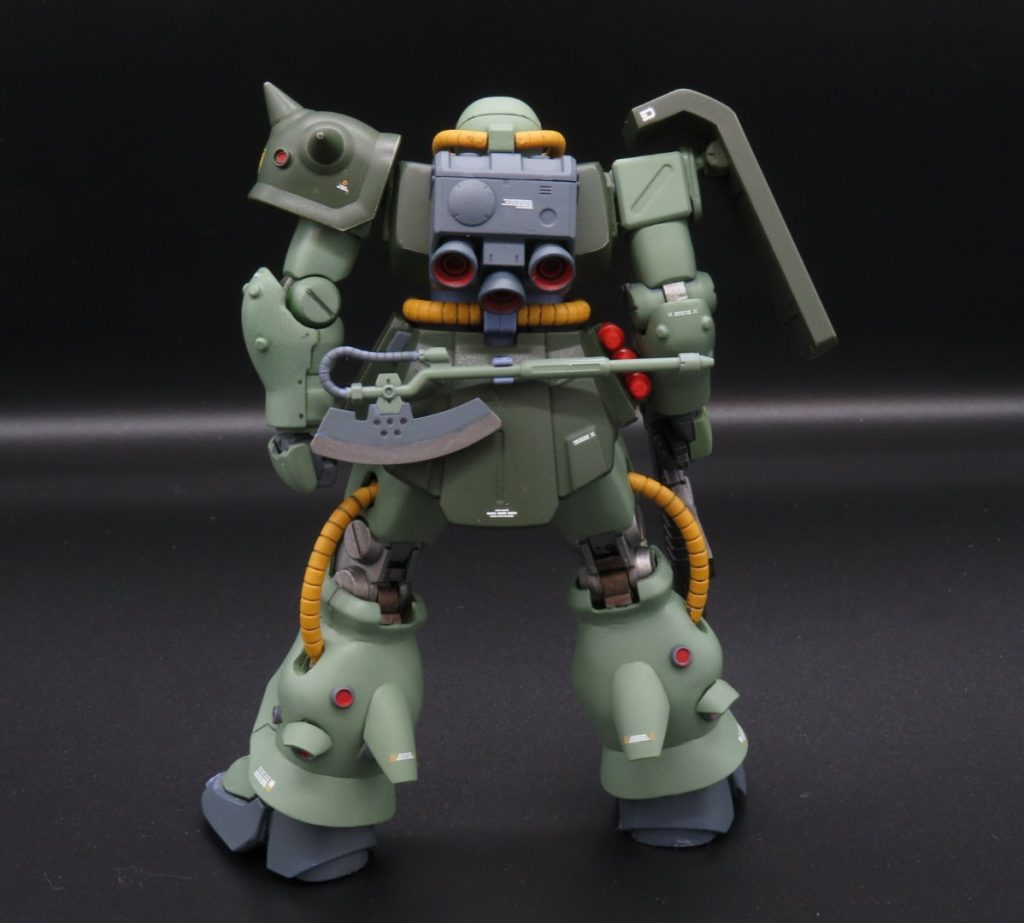 腕部はザクⅡ改とザクⅡf2はデザインが異なるのでエポパテでそれっぽく、成形。脚部も側面部分のボリュームが足りなかったので、こちらもエポパテでボリュームアップしました。ふくらはぎのスラスターはザクⅡ改のものを移植しています。