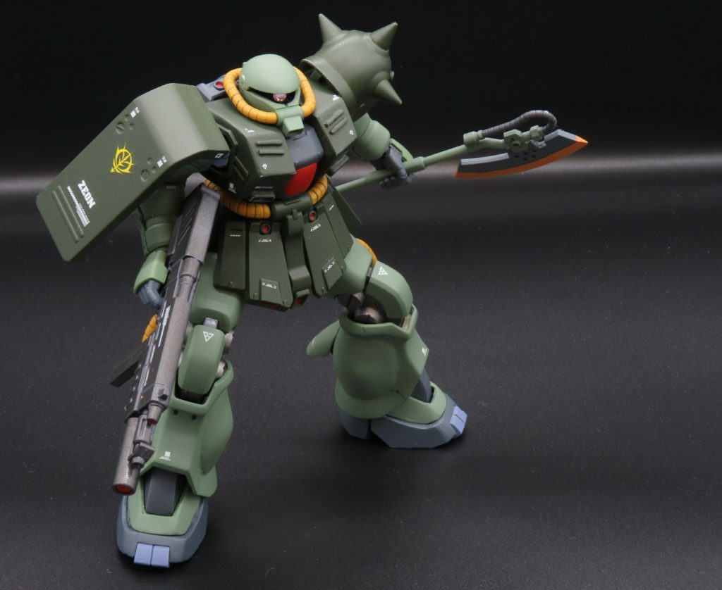 ヒートホークはキットのものだと劇中のイメージより小さく感じたのでMGのザクⅡ2.0のものを使用しています。