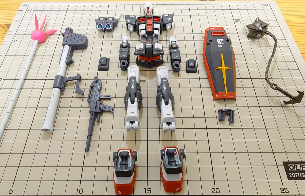 いつもの組み立て前の一枚。他の写真ですと黒に見えるかもしれませんが、実際はもう少し明るいブラックグレーです。フルウェポンキットの発売、そしてそれにはビーム・ジャベリンが付くと知り、「これはプロガンを作らねば!」と思い至りまして制作を開始しましたが、それなりに、思い描いたものができたかと思います。今回もご覧いただきありがとうございました!